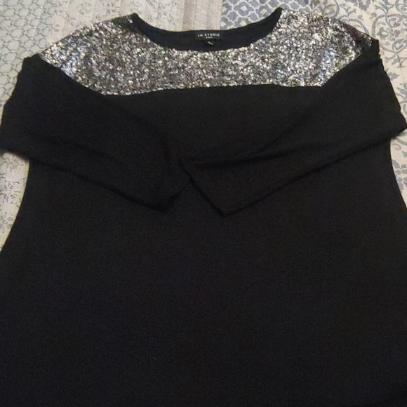 Ladies top - Picture 1 of 1